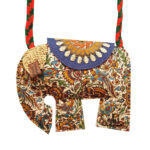 کیف پارچه‌ای قلمکار فیل‌شکل اصفهان با بند گلیم دست‌بافت کیف فیل‌شکل پارچه‌ای دو‌رو ساخته‌شده از پارچه قلمکار و پارچه ساده رنگ‌بندی متنوع کیف پارچه‌ای قلمکار از کرم تا سورمه‌ای