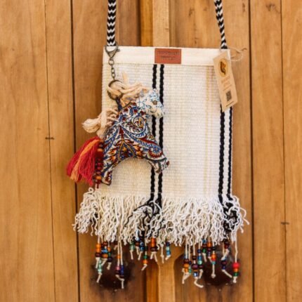 گلیم با آویز اسب